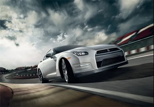  1- نیسان GT-R
نیسان GTR که با نام مستعار گودزیلا شناخته می‌شود، با یک موتور قدرتمند 3.8 لیتری 6 سیلندر V شکل توربوشارژر دوقلو می‌تواند تا 542 اسب بخار قدرت تولید کند.