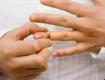 حکم شرعی استفاده از مال کسی که خمس نمی‌دهد چیست؟