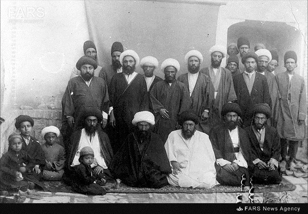 6- آیت‌الله سید احمد طباطبایی به اتفاق آیت الله سید محمدرضا طباطبایی در کنار آیت الله حاج میرزا احمد آشتیانی