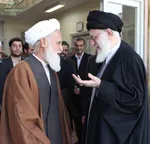 تصویری از خادمی آیت‌الله حائری در حرم حضرت معصومه+عکس