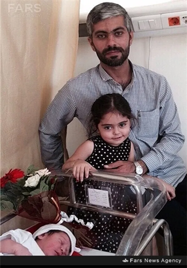 شهید نادر حمید در کنار فرزندانش 
