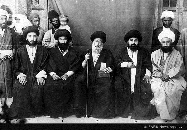 2- آیت‌الله سید محمد طباطبایی در کنار تنی چند از اعضای خاندان طباطبایی