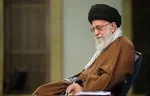 خاطره رهبری از عیادت امام/ این روح بزرگ باهمه‌ شخصیّتش زندگی می‌کند