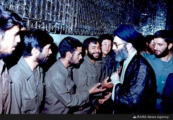 7. آیت‌الله خامنه‌ای در دیدار با عده‌ای از پاسداران انقلاب اسلامی درحرم رضوی(ع) ـ 1363
