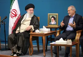 اقامه نماز جماعت با حضور مسعود پزشکیان در یک کارگاه