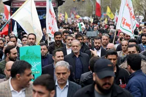 فیلم| حضور متفاوت و شجاعانه پزشکیان در راهپیمایی امروز تهران