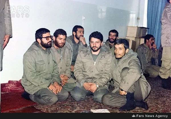  شهید محمود ایمانجانی (نفر اول از سمت راست)سردار اسماعیل احمدی مقدم - شهید غلامرضا آزادی نیز در تصویر دیده می شود(نفر دوم از چپ) 