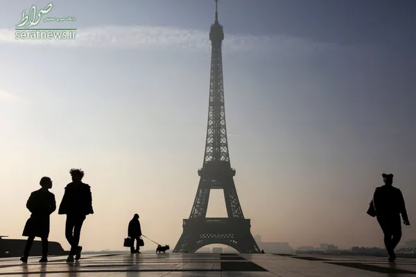 قدم زدن در کنار برج ایفل
