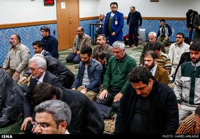 عکس/ ۲۲ نفر در یک باجه تلفن!