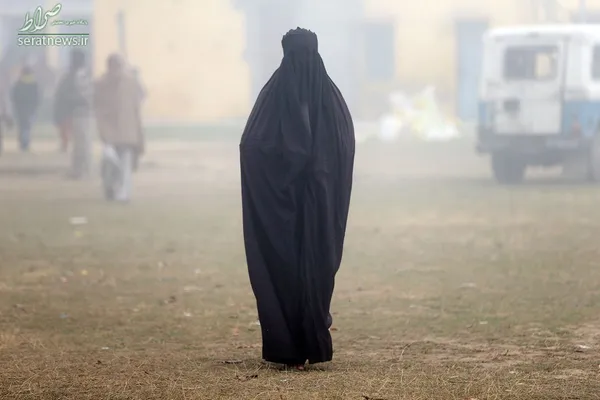 یک زن با پوشش برقع پس از شرکت در انتخابات مجلس ایالتی اوتارپرادش هند