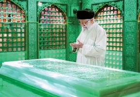 فیلم| تعویض ضریح امام رضا(ع) با حضور رهبر انقلاب در سال ۱۳۷۹