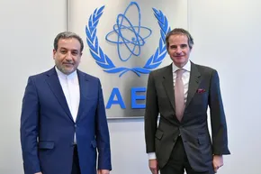 تصاویر بدون لبخند از عراقچی در قاهره