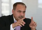مساله اصلی مردم گرانی و بیکاری است نه شنیدن یا نشنیدن آواز یک خواننده