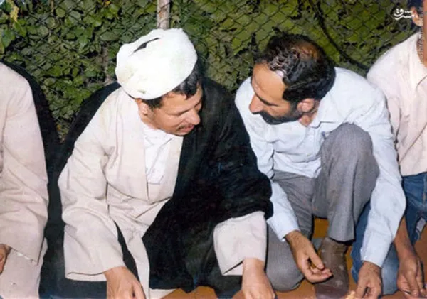  آیت الله هاشمی رفسنجانی و شهید صادق اسلامی در حال صرف شام در حیاط دفترمرکزی حزب جمهوری اسلامی 