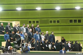 عکس/ آخرین وداع دختر خردسال شهید مدافع حرم با پدر