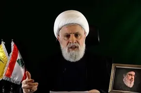 تصاویر| نصب کتیبه‌های ایام شهادت امام رضا (ع) در حرم رضوی