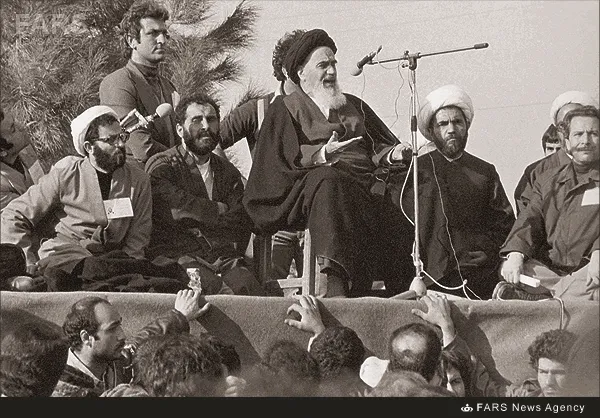 14-امام خمینی در حال ایراد سخنرانی تاریخی در بهشت زهرا
