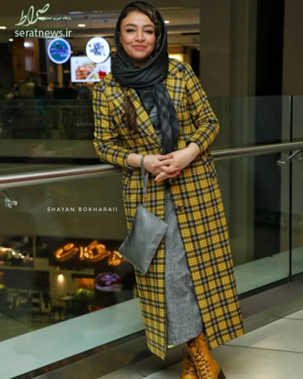 تیپی شاد با ترکیب رنگی حساب‌شده از مه‌لقا باقری (بازیگر فیلم شنای پروانه). همه‌چیز زرد و طوسیه و هیچ ناهماهنگی خاصی تو استایلش نیست.