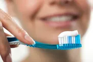چرا بلافاصله بعد از غذا نباید مسواک بزنیم؟