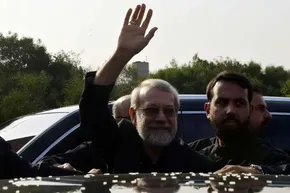 فیلم | استقبال گسترده مردمی از لاریجانی در فرودگاه بیروت