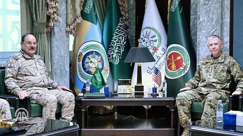 دیدار غیر منتظره معاون فرمانده سنتکام با مقام عربستانی