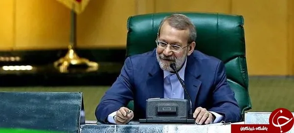  برادران لاریجانی یعنی آیت‌الله لاریجانی رییس قوه قضائیه و برادر دیگر علی لاریجانی ریاست مجلس شورای اسلام عموما عقیق بر دست دارند. 