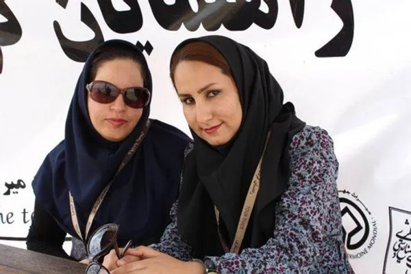  دو راهنمای کاخ موزه سعدآباد در شمال تهران 