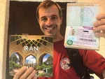 عکس/ بوسه وزیر بر دست مرمت‌گر گنبد سلطانیه
