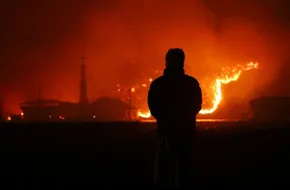 فیلم | آتش‌سوزی هولناک در انبار بزرگ کالا محله ستارخان