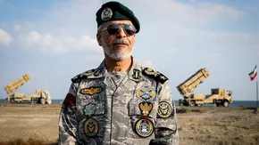 عکس/ تصویری متفاوت از دریادار سیاری در کنار خودرواش