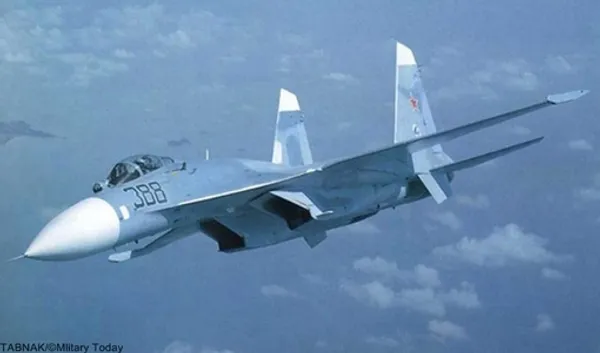  Nr.5 Sukhoi Su-27 (Russia).سوخو سو–27 (به روسی: Сухой Су-27) جت جنگنده دوموتوره سنگین و دوربرد برتری هوایی است که در دوران اتحاد جماهیر شوروی توسط دفتر طراحی سوخو طراحی و ساخته شده‌است. این جنگنده در سازمان ناتو با نام «فلانکر» شناخته می‌شود.این جنگنده، در اصل برای ایجاد توان مقابلهٔ نیروی هوایی اتحاد شوروی در برابر نسل جدید جنگنده‌های آمریکایی به خصوص اف-15 ساخته شد. سوخوی27 دارای برد پروازی استثنایی، قابلیت حمل مهمات بالا و چابکی فوق العاده‌است. جنگندهٔ سوخوی27 اغلب در نقش «ماموریت‌های برتری هوایی» به کار گرفته می‌شود، اما قادر است در اغلب ماموریت‌های رزمی دیگر نیز شرکت کند.جنگندهٔ سوخوی27، حاصل یک مناقصهٔ انجام شده جهت تولید جنگنده بین شرکت‌های میکویان گورویچ و سوخو در دهه 1970 و ماحاصل این مناقصه، منجر به تولید سوخوی 27 و میگ 29 شده‌است که ظاهری شبیه به هم دارند.قیمت هر فروند 35 میلیون دلار