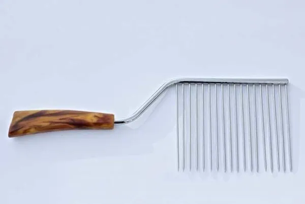 وسیله‌ای برای برش زدن کیک. به خصوص آن‌هایی که زیادی نرم هستند و تا چاقو می‌خورند متلاشی می‌شوند! 