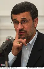 عکس/ دسته گل احمدی‌نژاد!