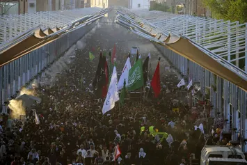 تصاویر| بزرگ‌ترین پرچم خون‌خواهی امام حسین(ع) در بین‌الحرمین