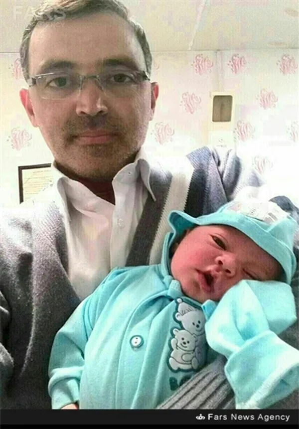 شهید جواد محمدی در کنار فرزندش 