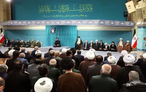 تصاویری از گفتگوی رهبر انقلاب با مسئولان نظام پیش از اقامه نماز جماعت