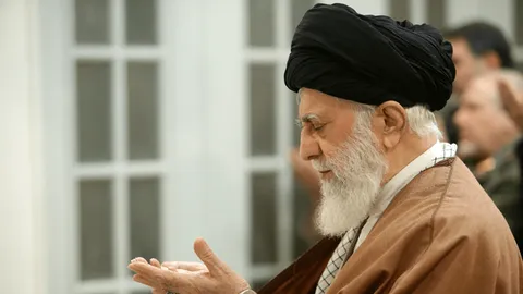 عکس| تصویری تاریخی از «رهبر شهید ایران» در آب های خلیج فارس