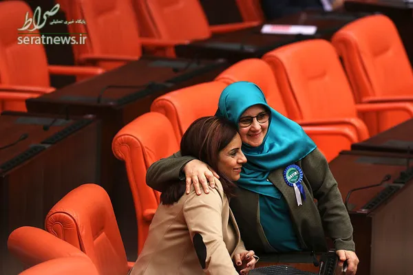 هدی کایا نماینده محجبه حزب دموکراتیک خلق و سلینا دوغان حزب جمهوری‌خواه خلق در مجلس ترکیه