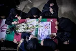 عکس/ وداع دختر ۲ساله شهید بهروز واحدی با پدرش