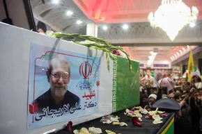 فیلم| لحظه ورود پیکر شهید علی لاریجانی به حرم مطهر حضرت معصومه