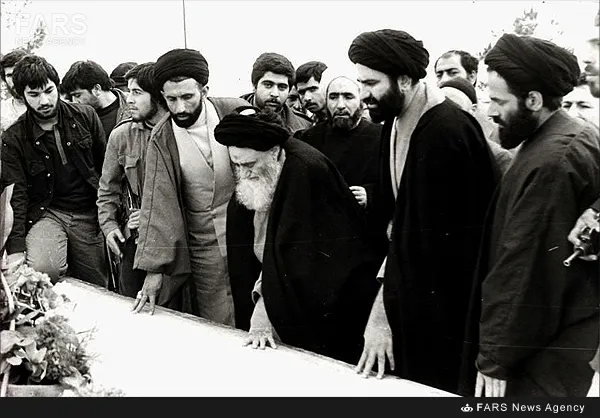 7.بهشت زهرای تهران،آیت‌الله‌العظمی مرعشی نجفی در حال قرائت فاتحه بر مزار آیت الله طالقانی - 1358