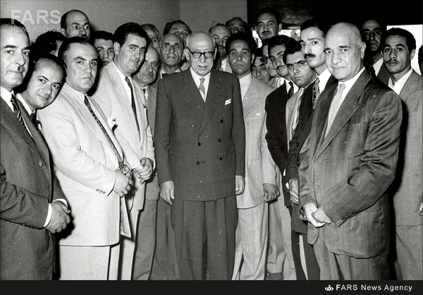 3- تیر1331،رضا سجادی درکنار احمد قوام پس از دریافت حکم نخست وزیری. عبدالقدیر آزاد نیز در تصویر دیده می‌شود