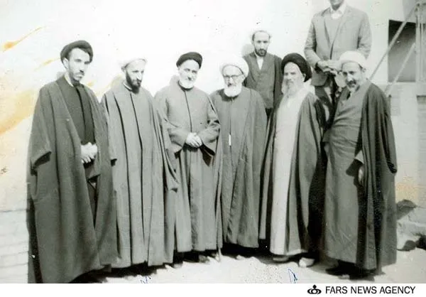 آیت الله ابوالقاسم خزعلی درکنار آیت الله سیدحسین بدلا وبرخی فضلای حوزه علمیه قم در جوانی