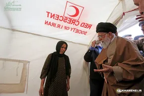تصاویر/ حضور مدافعین حرم در مناطق زلزله‌زده