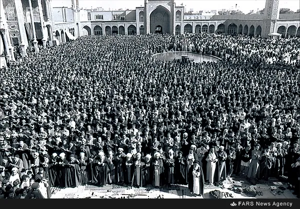 11-نمایی از نماز جماعت پرشکوه آیت‌الله العظمی مرعشی نجفی در حرم حضرت معصومه(س)