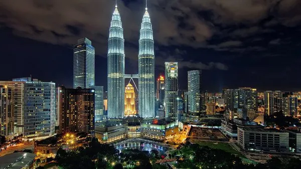 برج‌های دوقلوی پتروناس (Petronas)، مالزی، ۴۵۲ متر