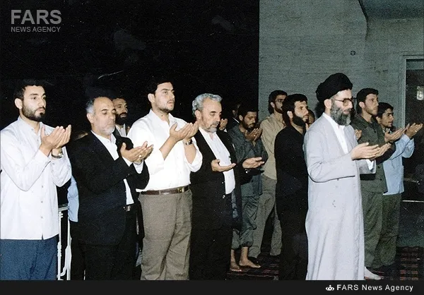 6.حبیب‌الله عسگر اولادی و مرحوم حبیب الله شفیق در اقتدا به آیت الله خامنه‌ای -1365