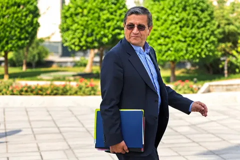 پاس‌کاری وزیر اقتصاد، و فرار همتی در روزهای جهش دلار