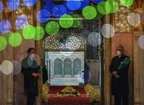 تصاویر| گل آرایی سقاخانه و پنجره فولاد حرم رضوی به مناسبت دهه کرامت