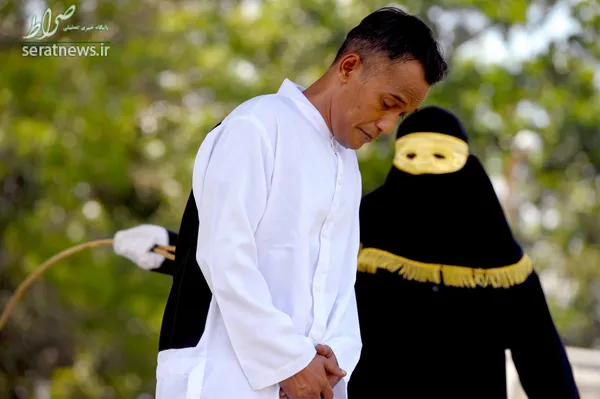 شلاق زدن یک مرد در استان آچه اندونزی به اتهام سوء استفاده از سه نوجوان 